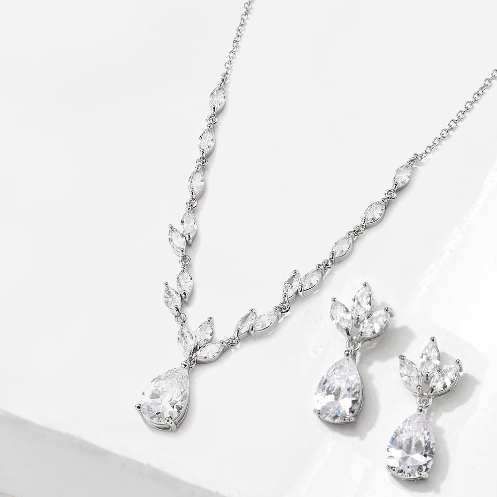Collier et boucles d’oreilles à motifs goutte — ensemble ou séparément
