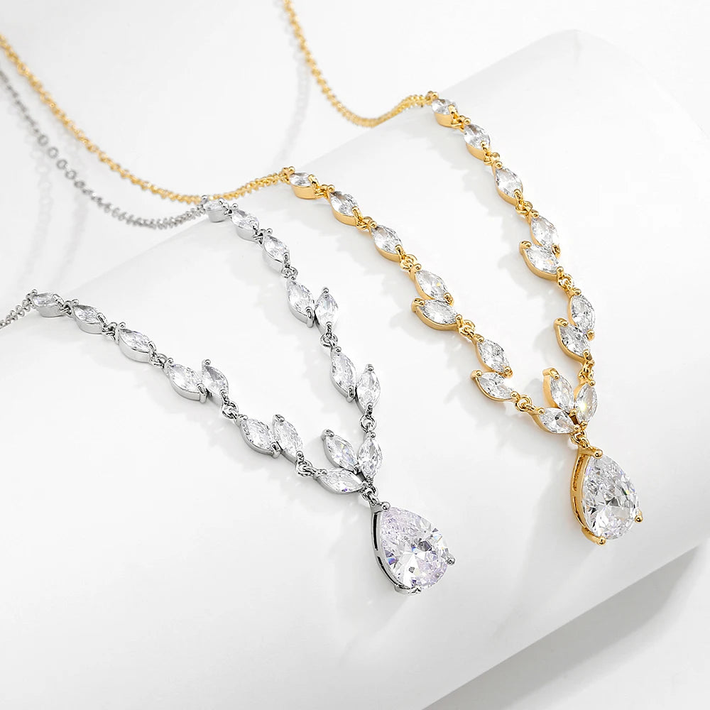 Collier et boucles d’oreilles à motifs goutte — ensemble ou séparément